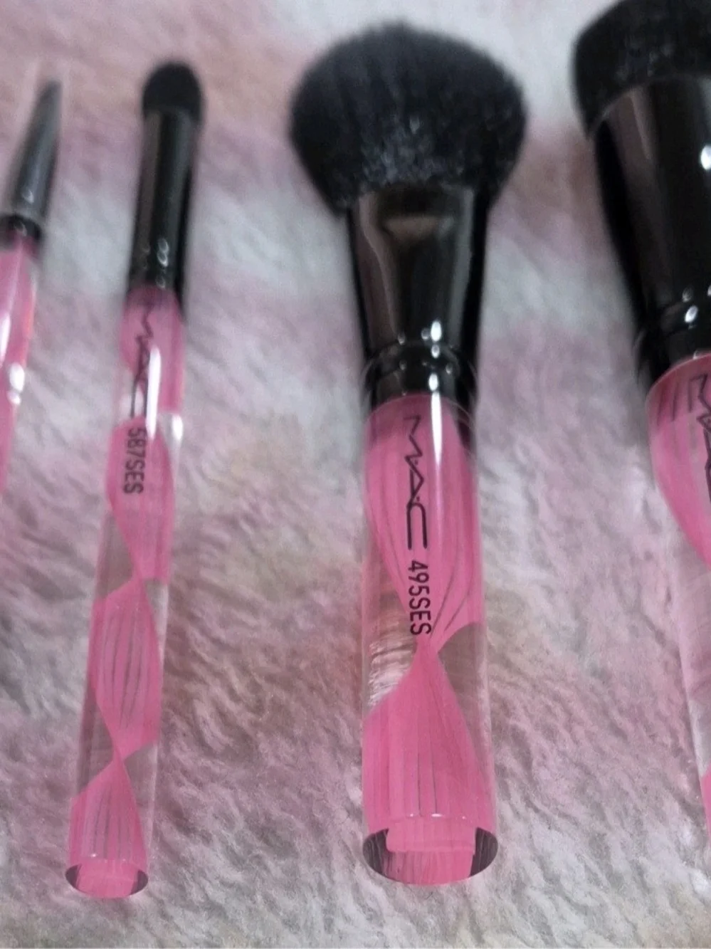 Lovely MAC Cosmetics Pink Handle Professional Makeup Brush Set